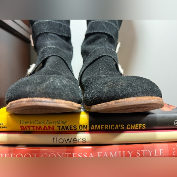 UGG Black Heeled Boots Sleek and Stylish - Picture 14 of 15